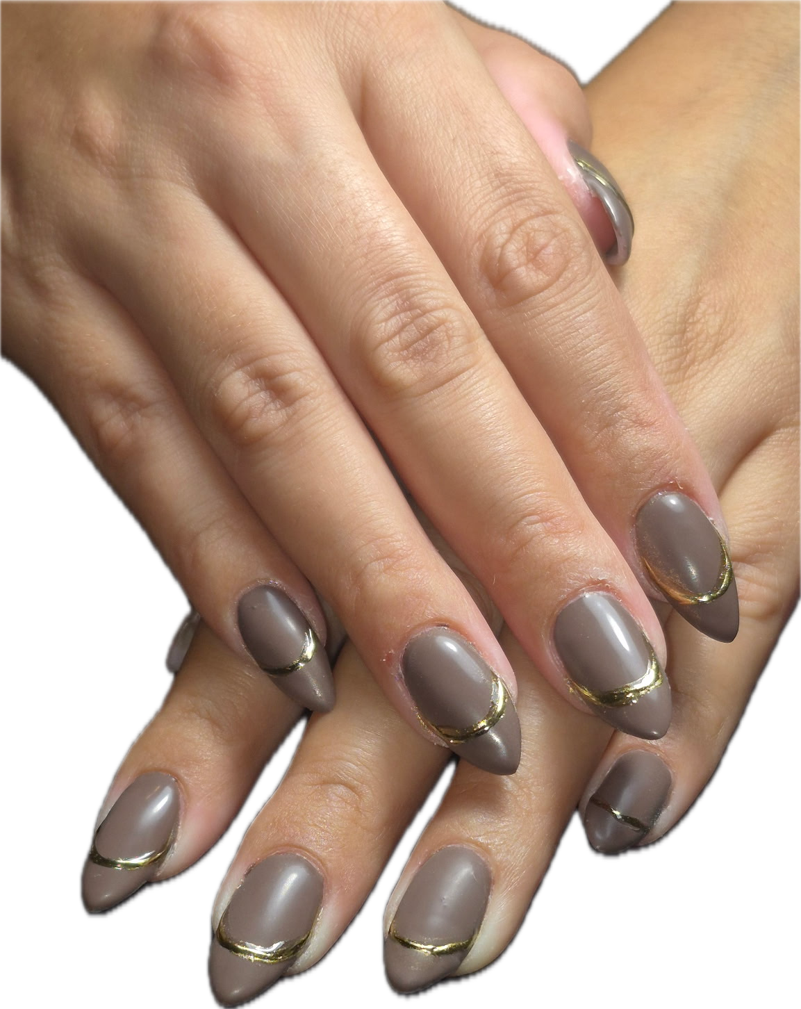 Manucure automnale taupe avec détails dorés ROCOCO