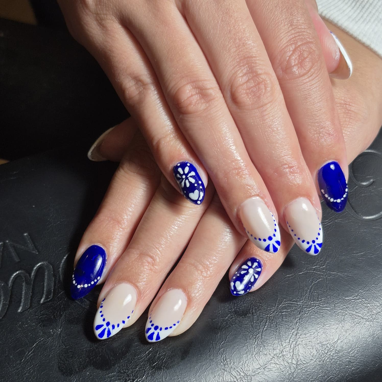 Nail art bleu et floral