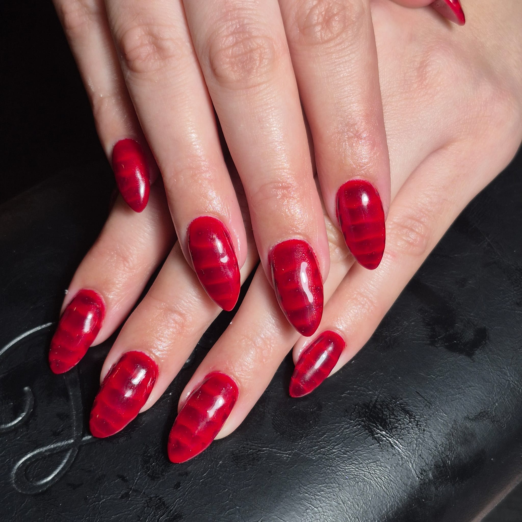 Manucure rouge effet cat-eye