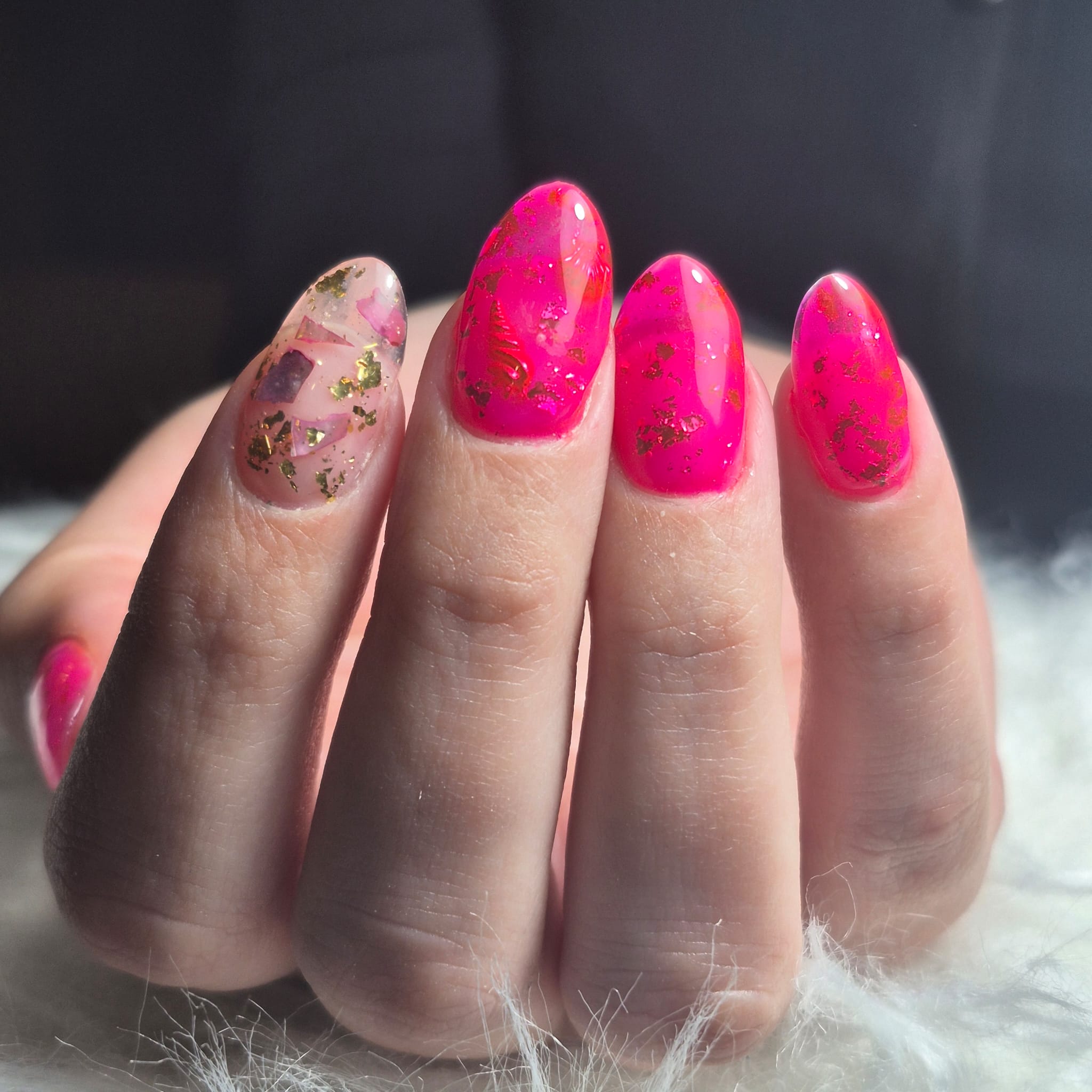Nail art rose et feuille d’or